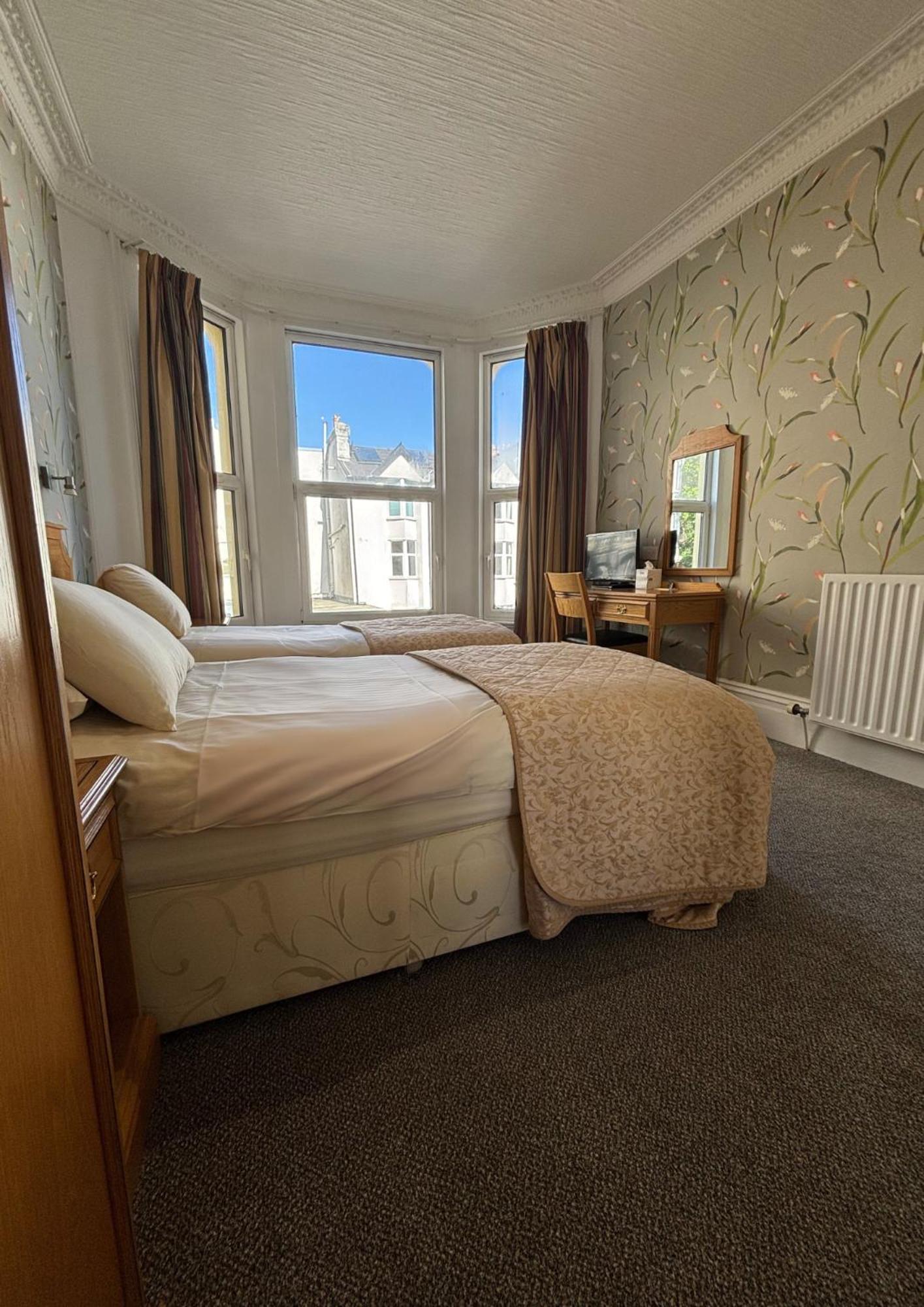 Welbeck Hotel & Apartments Douglas Bagian luar foto