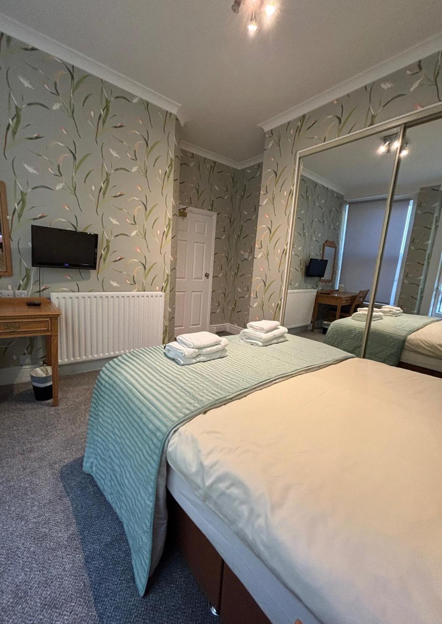 Welbeck Hotel & Apartments Douglas Bagian luar foto