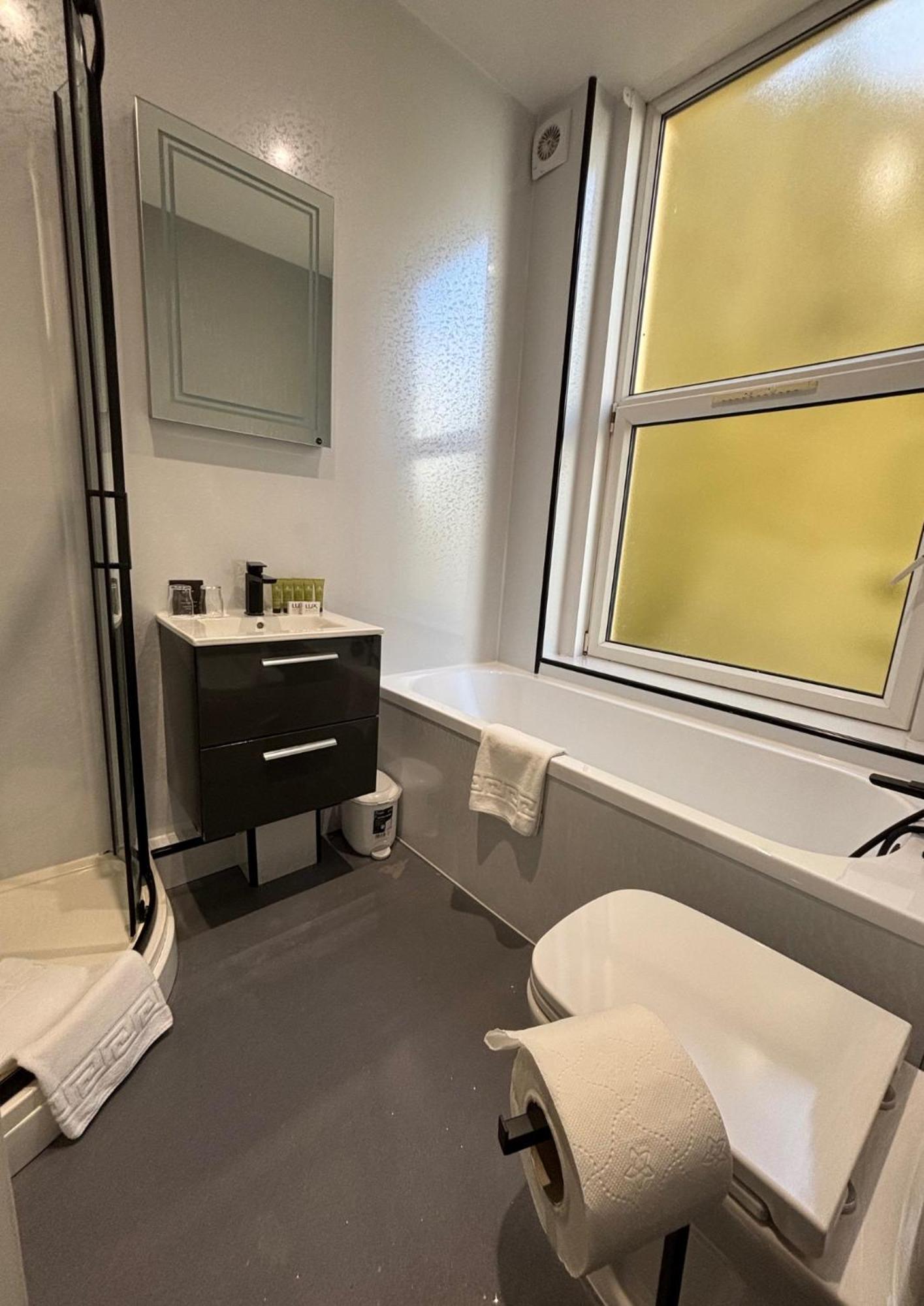 Welbeck Hotel & Apartments Douglas Bagian luar foto